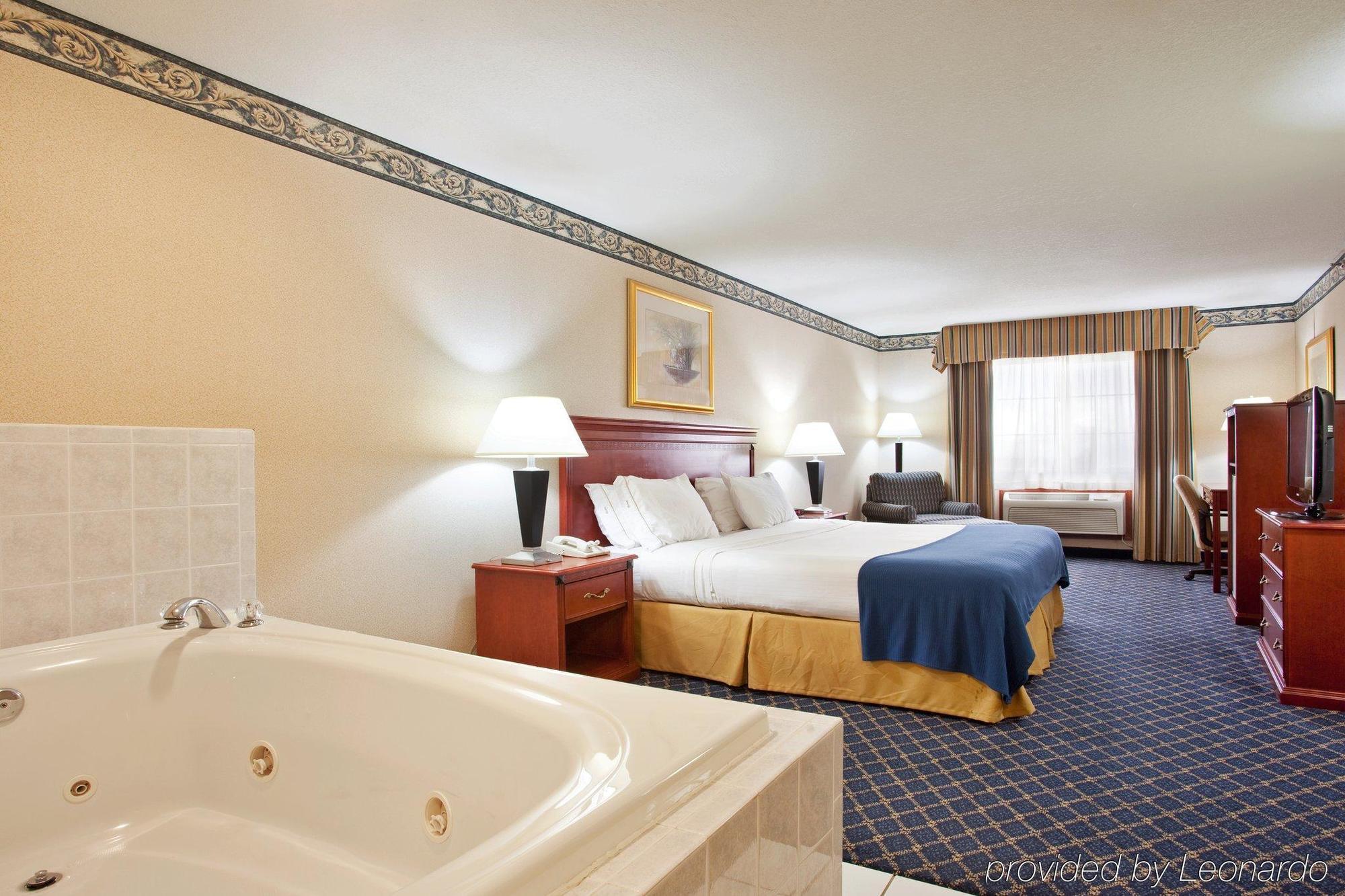 Holiday Inn Express & Suites Danville By Ihg Room photo