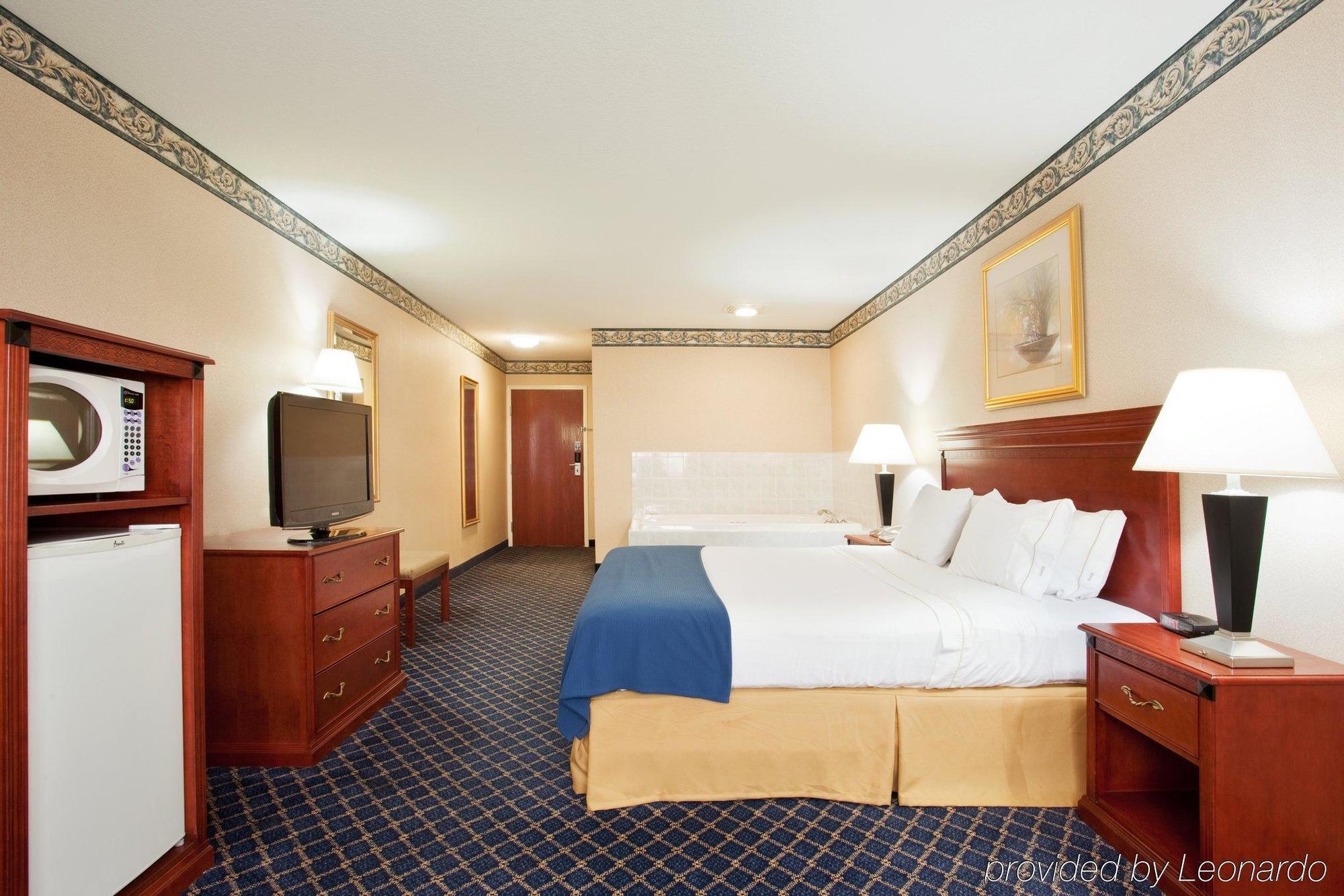 Holiday Inn Express & Suites Danville By Ihg Room photo